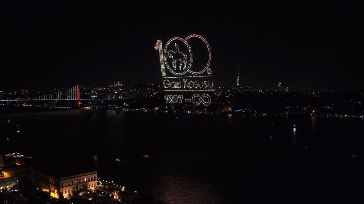 100. Gazi Koşusu resepsiyonunda drone gösterisi
