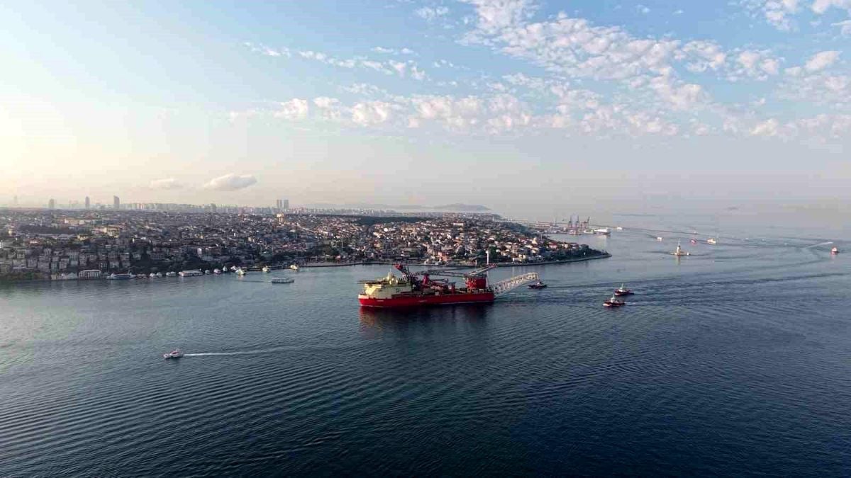 İstanbul Boğazı'ndan geçen dev boru döşeme gemisi