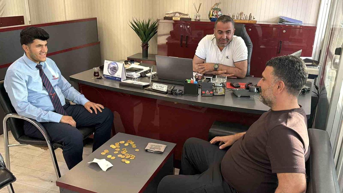 4 buçuk milyon TL değerindeki altın ve çeki sahibine ulaştırdı