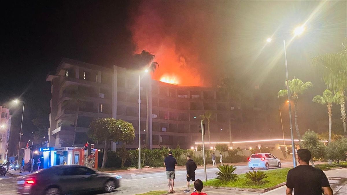 Alanya'da bir otelin çatı katında çıkan yangın sonrası itfaiye ekiplerinin çalışmaları