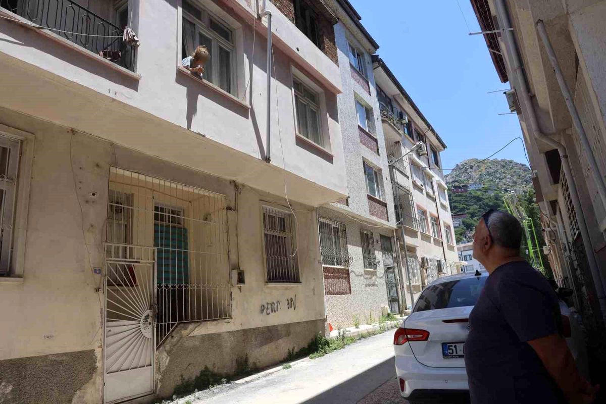 Alzaymır hastası yaşlı kadının 'Allah'ım beni kurtarın, korkuyorum ve kimsem yok' bağrışları mahallenin vicdanını sızlatıyor