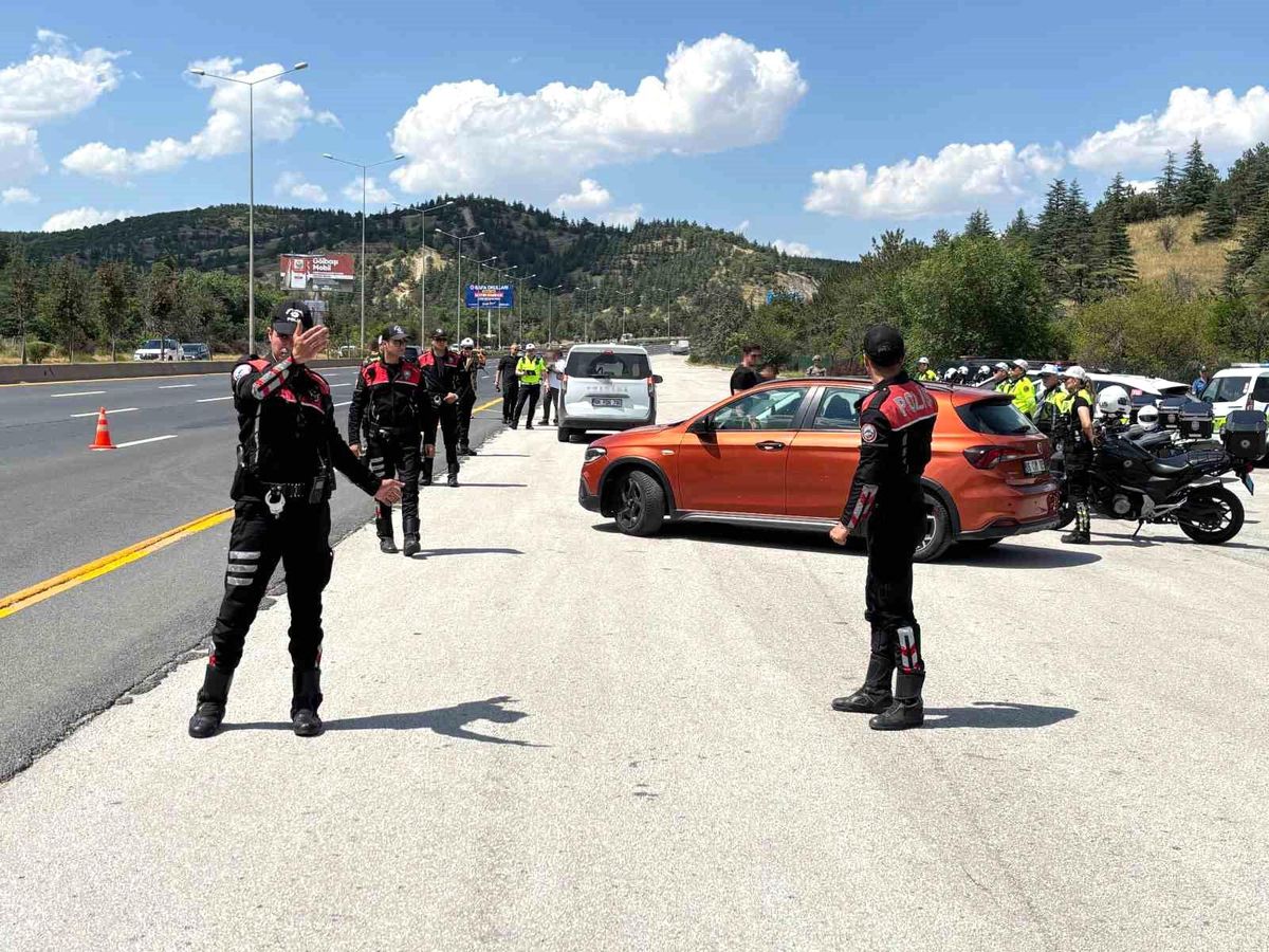 Ankara'da NATO Zirvesi öncesi atlı polisler devriye attı, trafik ve asayiş ekipleri yol kontrol uygulaması gerçekleştirdi