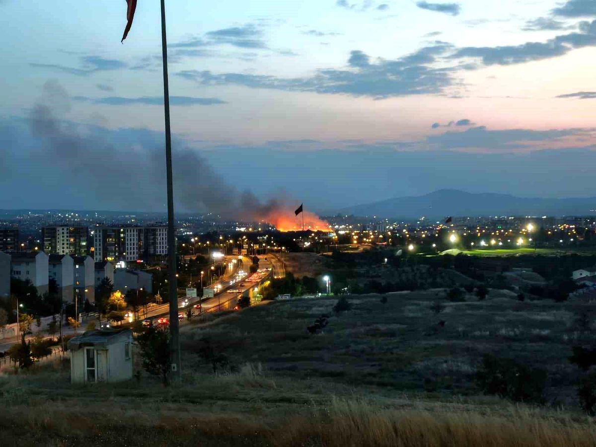 Ankara Etimesgut'ta otluk alanda çıkan yangına itfaiye ekiplerinin müdahalesi
