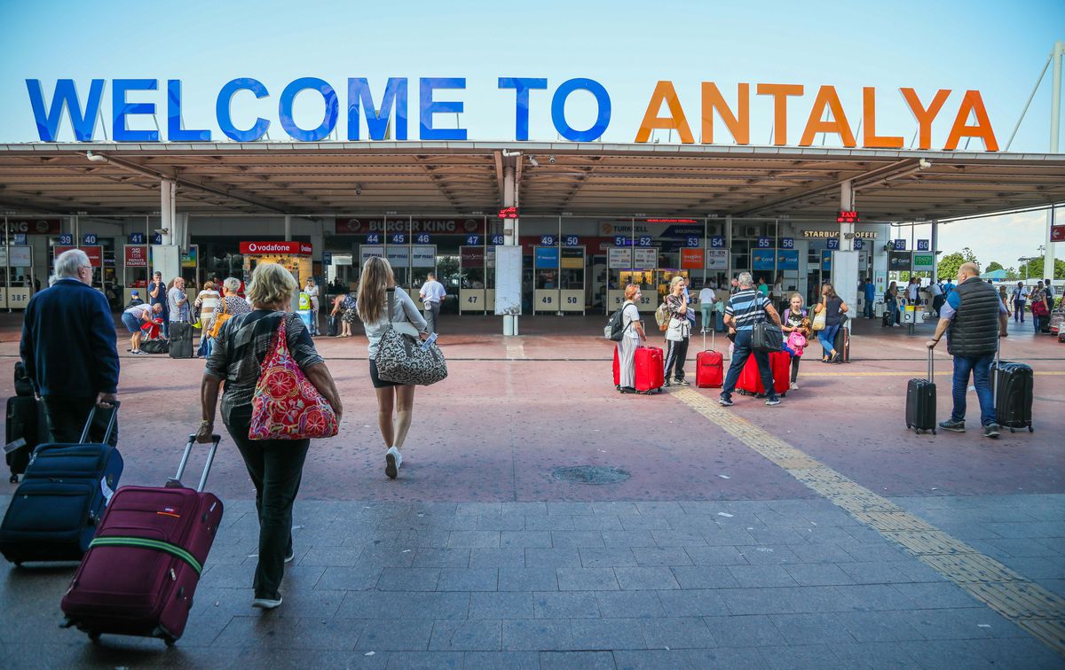 Antalya'ya 6 ayda hava yoluyla 5 milyon 574 bin 375 turist geldi