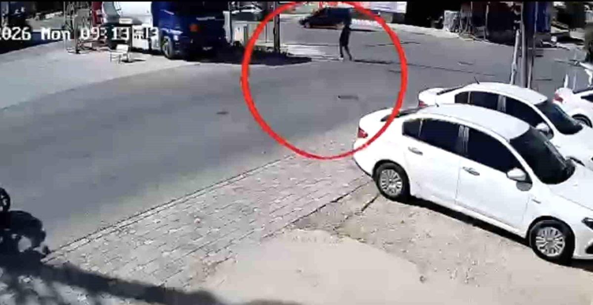 Sakarya Kaynarca'da yolda kalan sürücüye yardım eden Başsavcı Emrullah Akbulut