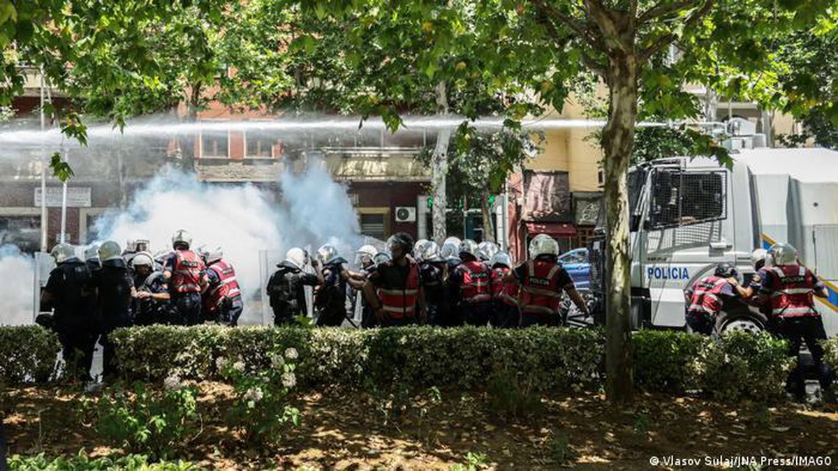 Arnavutluk'ta 'Flamingo Devrimi' protestolarından bir görüntü.