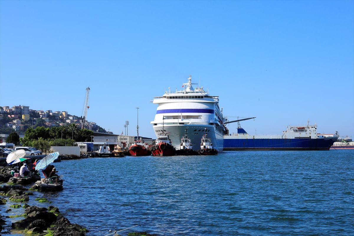 'Astoria Grande' kruvaziyeri 585 yolcusuyla Samsun Limanı'na demirledi