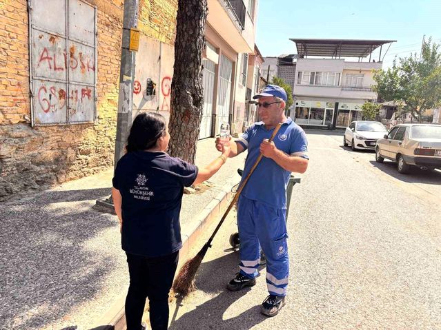 Aydın Büyükşehir ve ASKİ personellerine sıcak havada su desteği