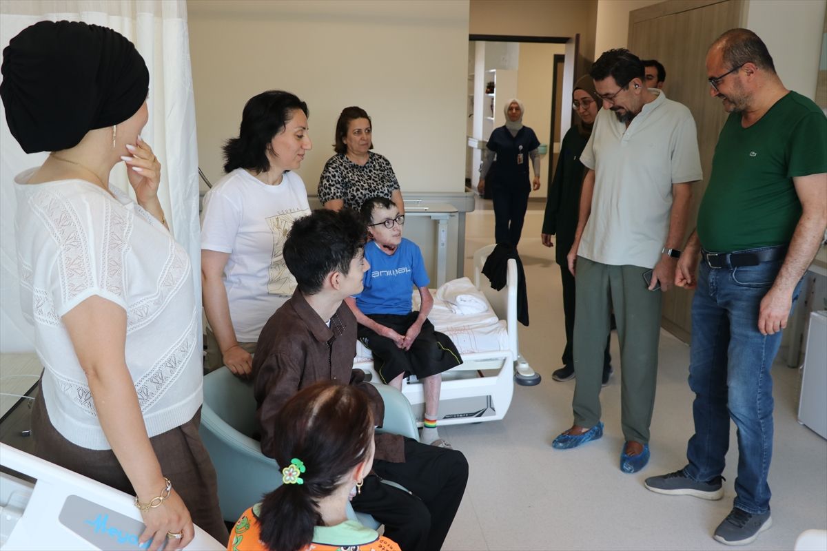 Azerbaycanlı kelebek hastalarının yaşamı Kütahya Şehir Hastanesindeki ameliyatla kolaylaştı