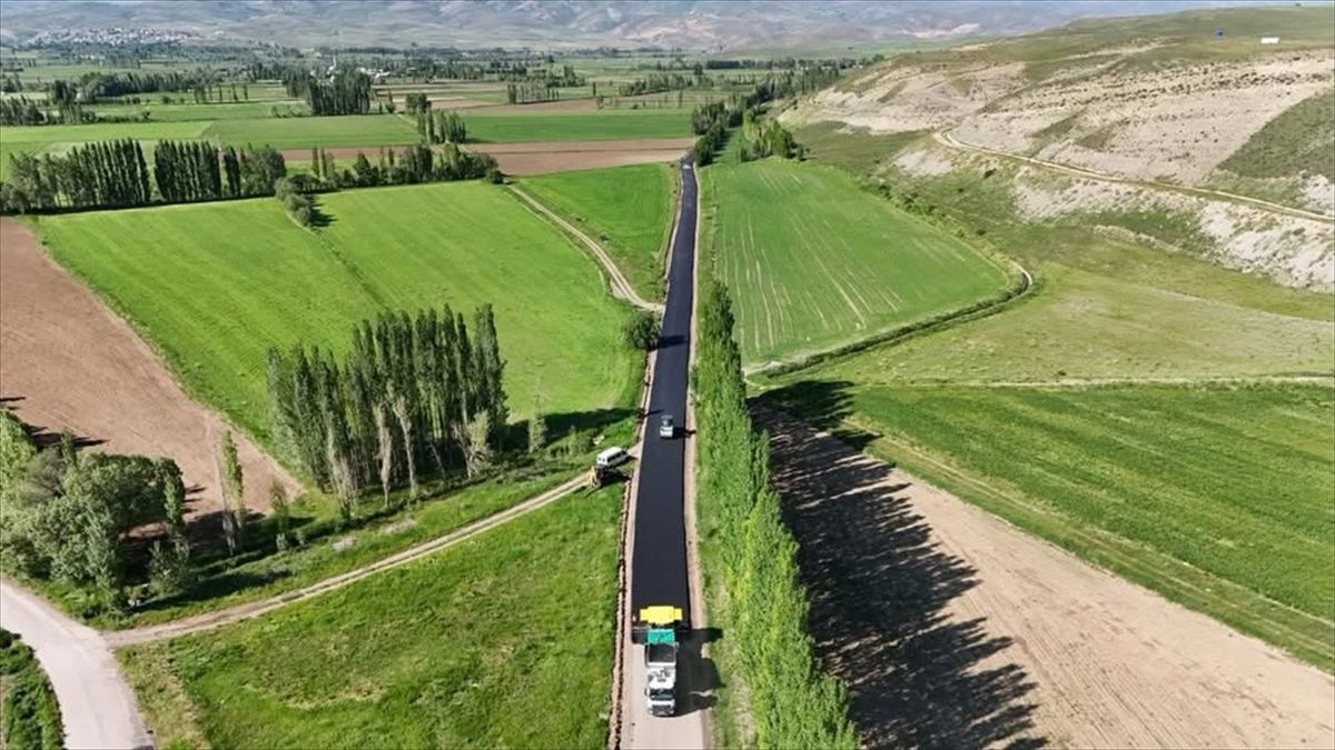 Bayburt'ta köy yollarında asfalt çalışmaları sürüyor