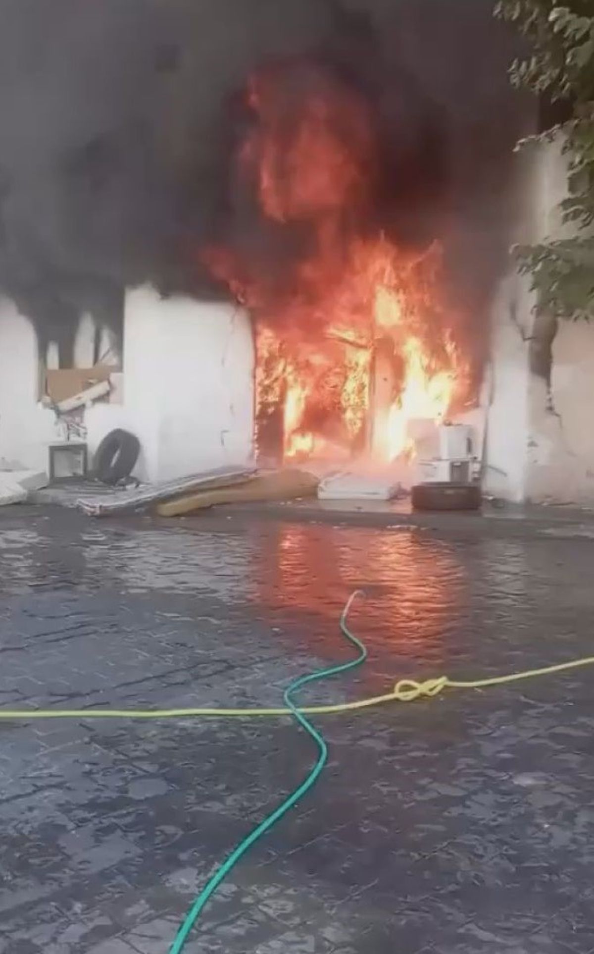 Beyoğlu'nda metruk binada çıkan yangına çevredekiler hortumla müdahale etti