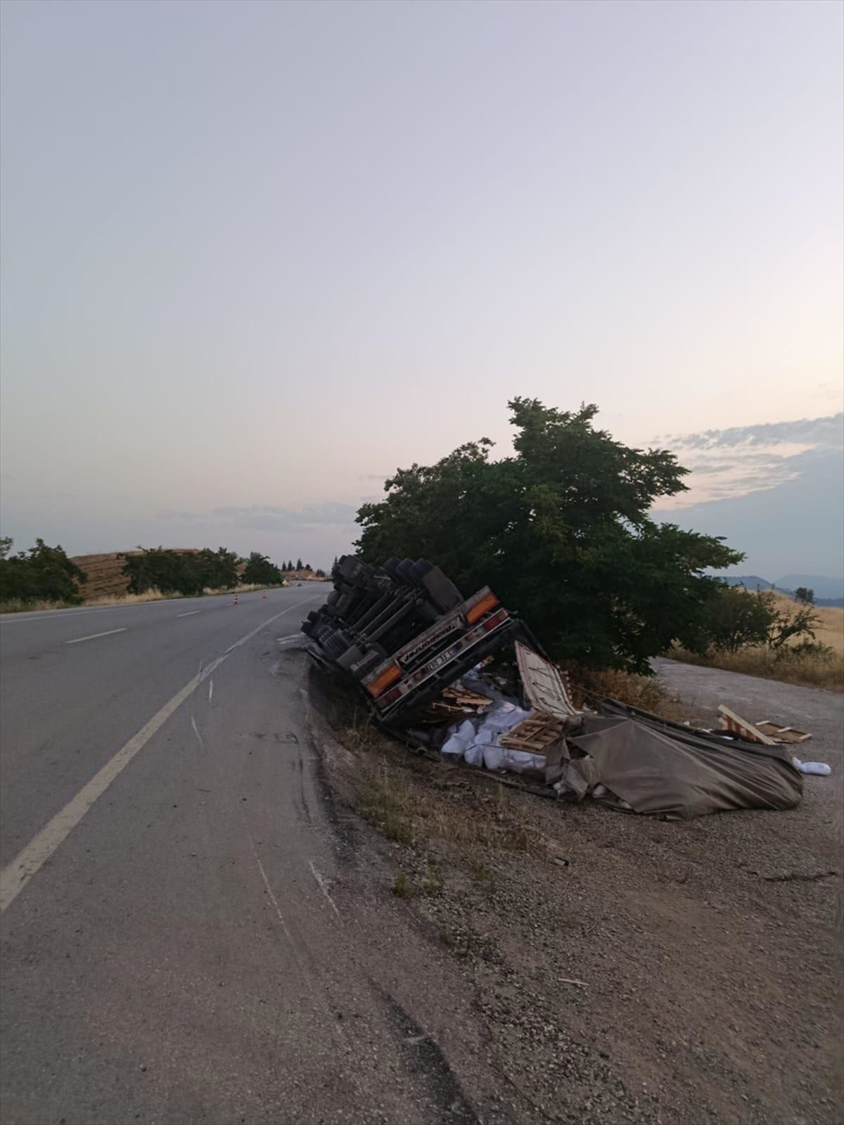 Bilecik'te çekicinin devrildiği kazada sürücü yaralandı