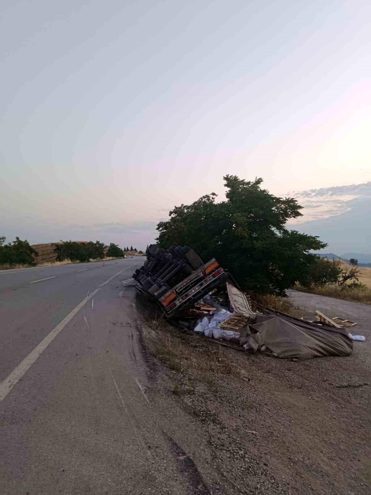 Bilecik'te yan yatan tırın sürücüsü yaralandı