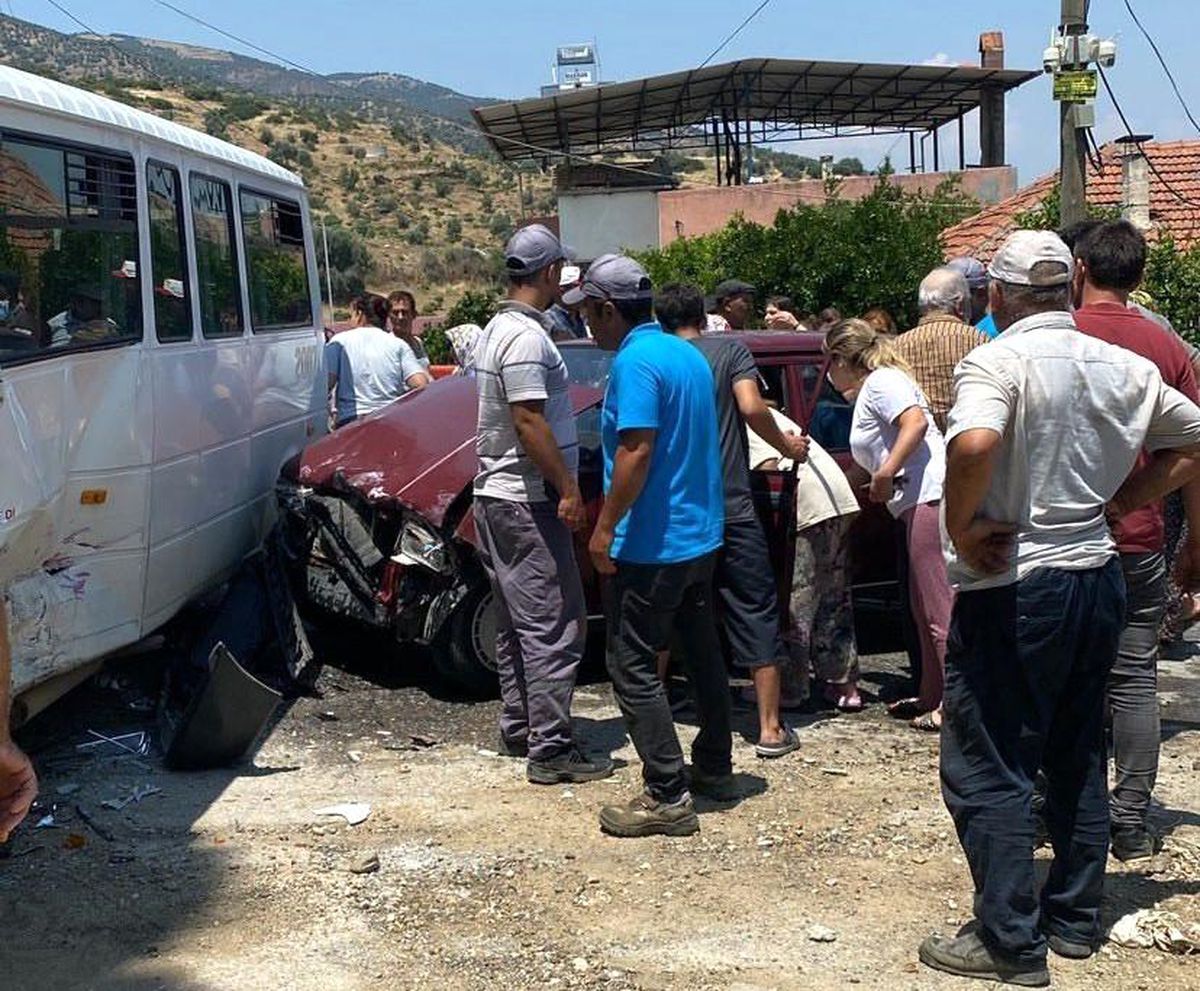 Gemlik'te işçi servisi ile otomobil çarpıştı: 15 yaralı
