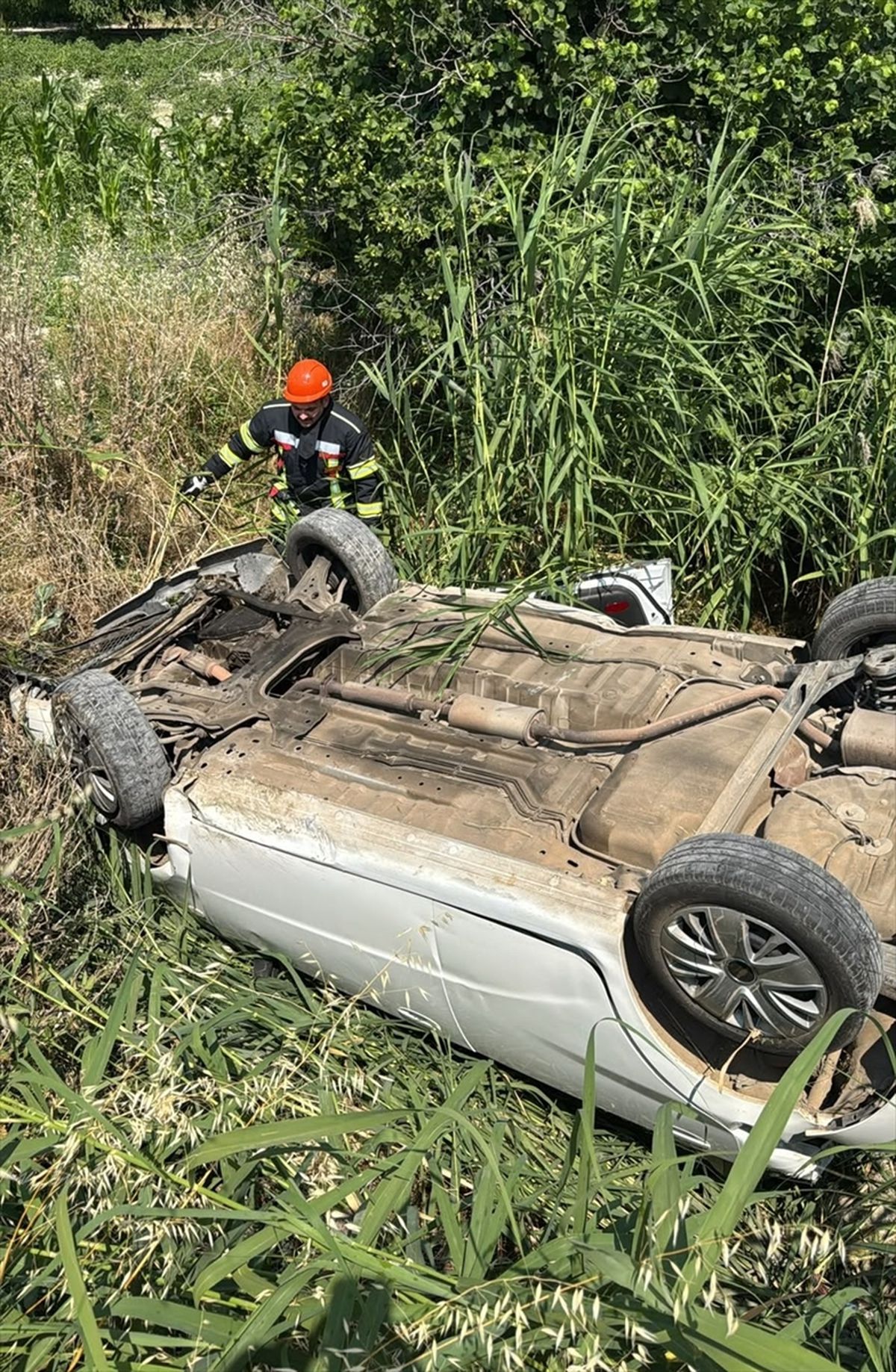 Burdur'da kanala devrilen otomobil olay yeri