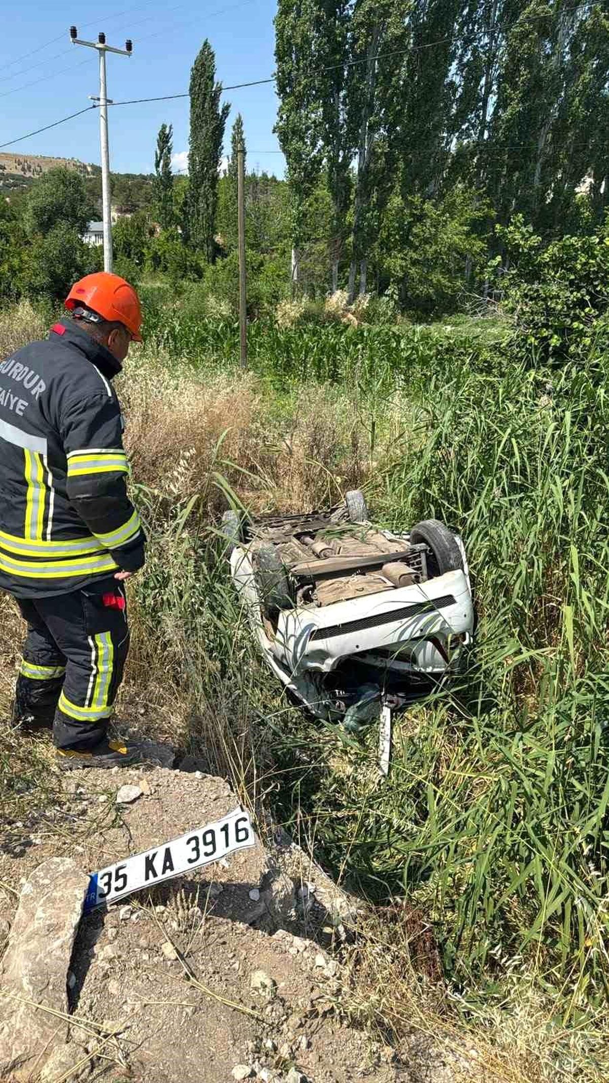 Burdur'da otomobil kanala düştü: 2 yaralı