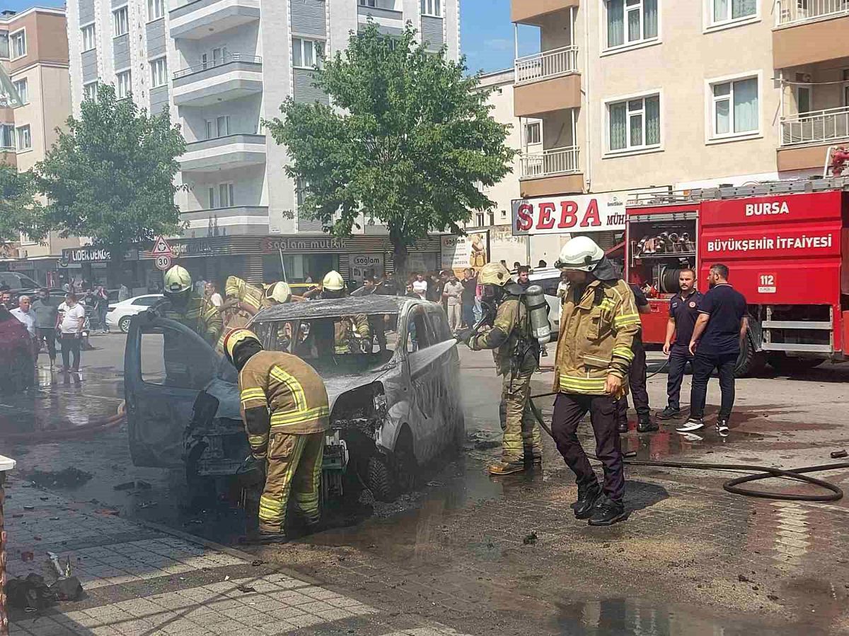 Çakmak yüklü araç alev alev yandı