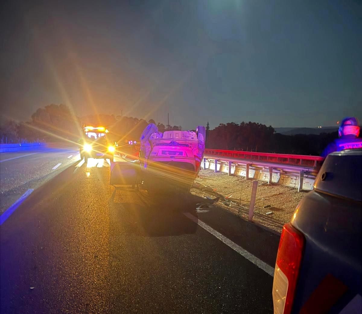 Ezine'de meydana gelen trafik kazasında bariyerlere çarpan otomobil.