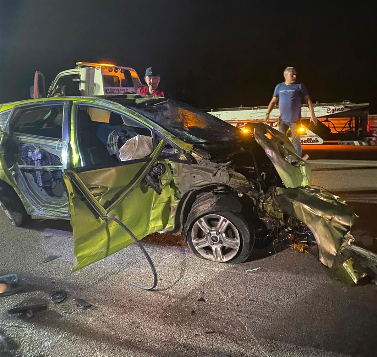 Çanakkale Ezine'de meydana gelen trafik kazası sonrası olay yeri incelemesi