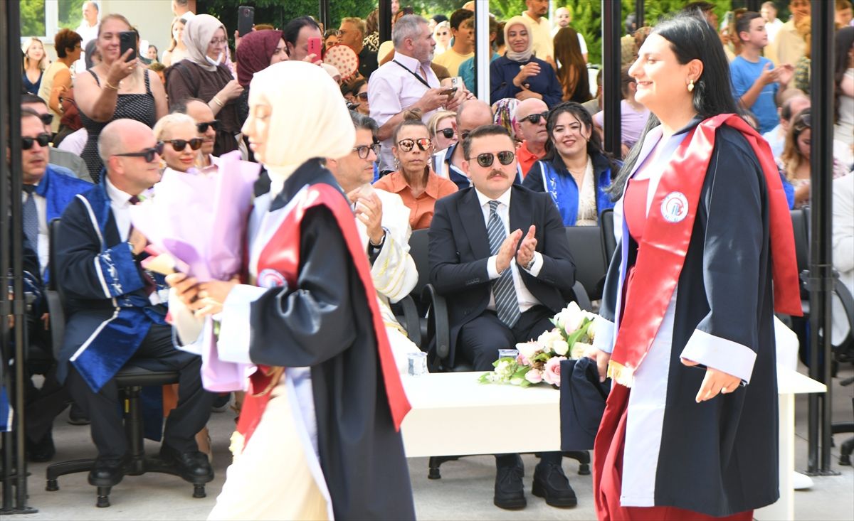 Lapseki Meslek Yüksekokulu mezuniyet töreninden kep atan öğrenciler