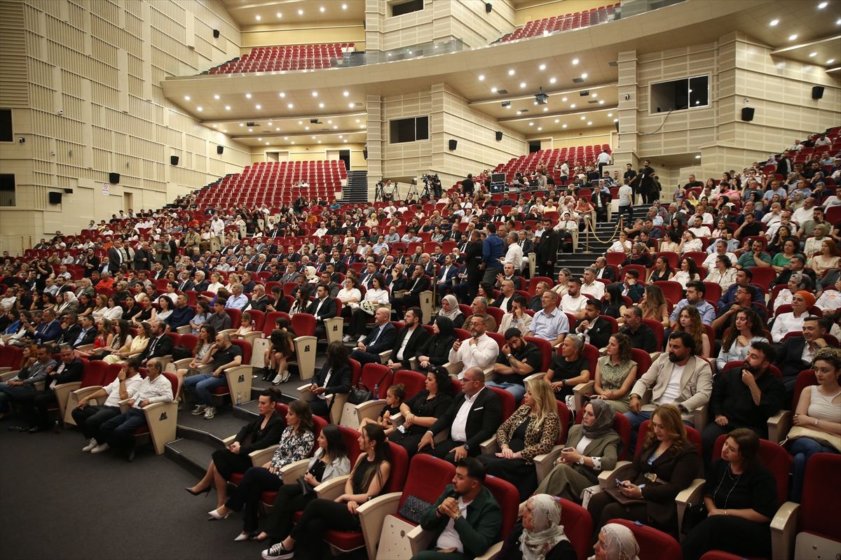 Devlet Tiyatroları Genel Müdürü Tamer Karadağlı'ya Kayseri'de ödül verildi