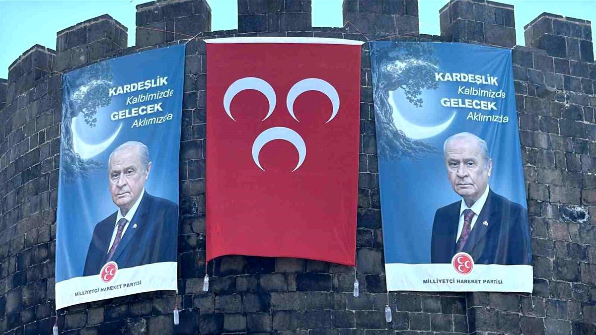 Diyarbakır surlarında MHP lideri Bahçeli'nin dev posteri asıldı, barış çağrısında bulunuldu
