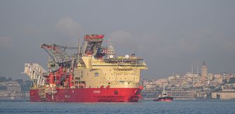 Doğal gaz boru hattı döşeme platformu İstanbul Boğazı'ndan geçiş yaptı