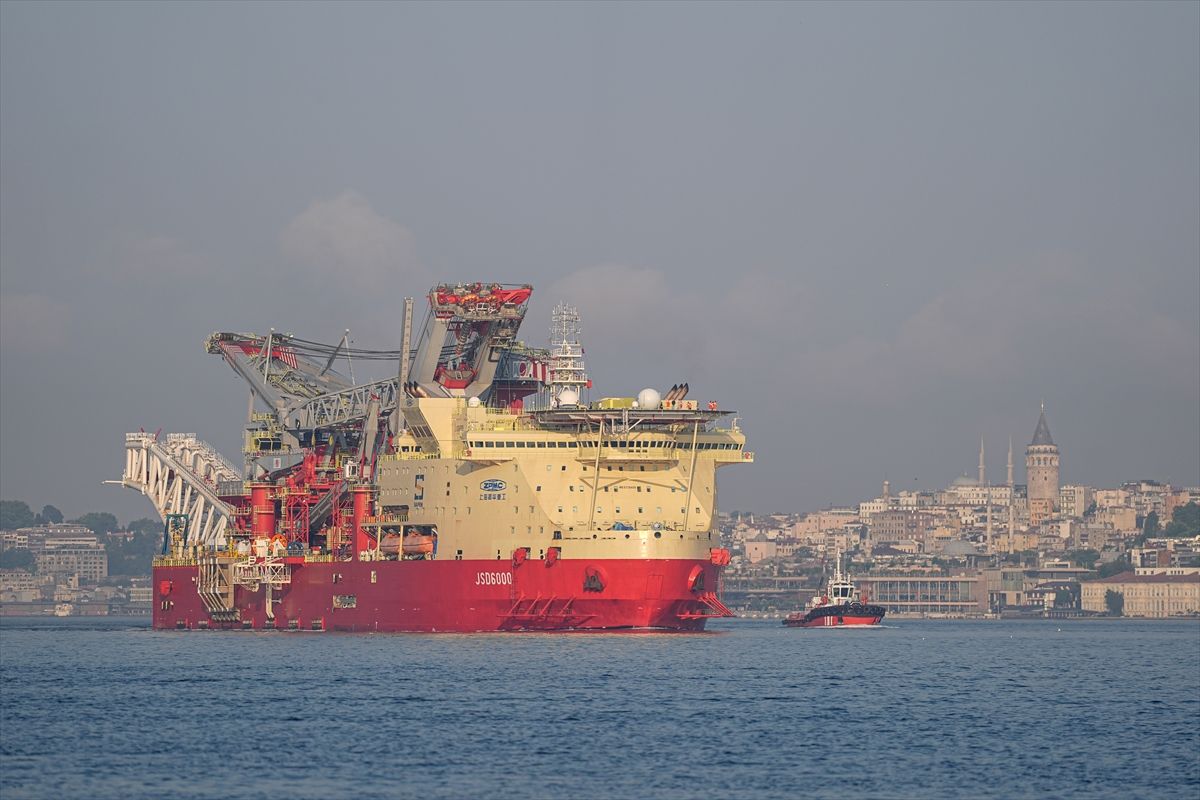 Doğal gaz boru hattı döşeme platformu İstanbul Boğazı'ndan geçiş yaptı