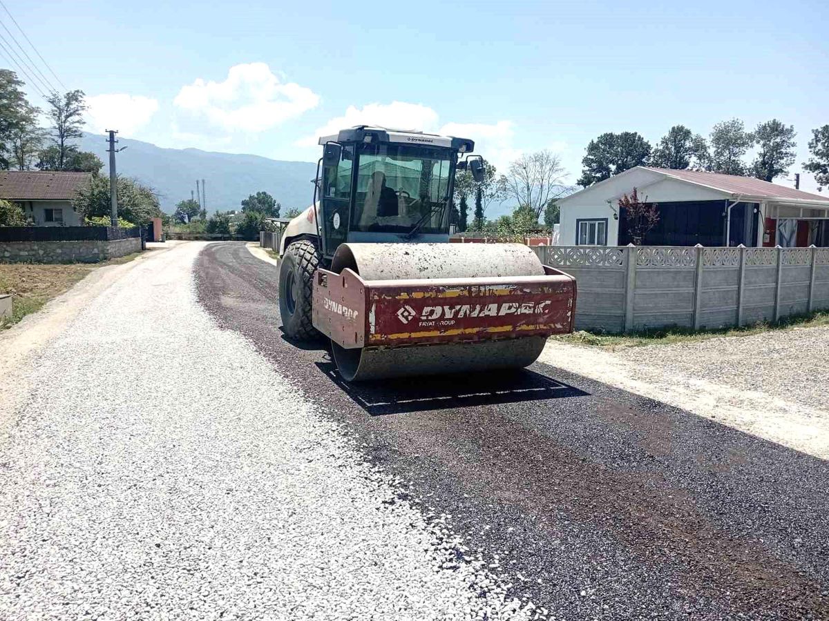 Düzce'de köylerde sathi kaplama çalışmaları tamamlanıyor