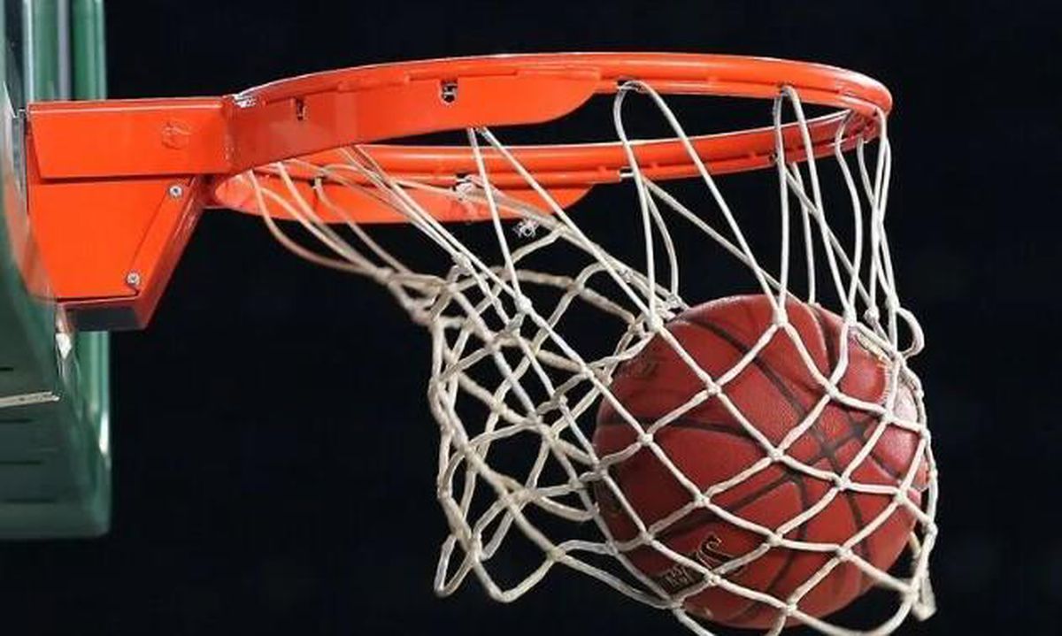 İzlanda ve İtalya basketbol takımlarının logosu ve basketbol topu.