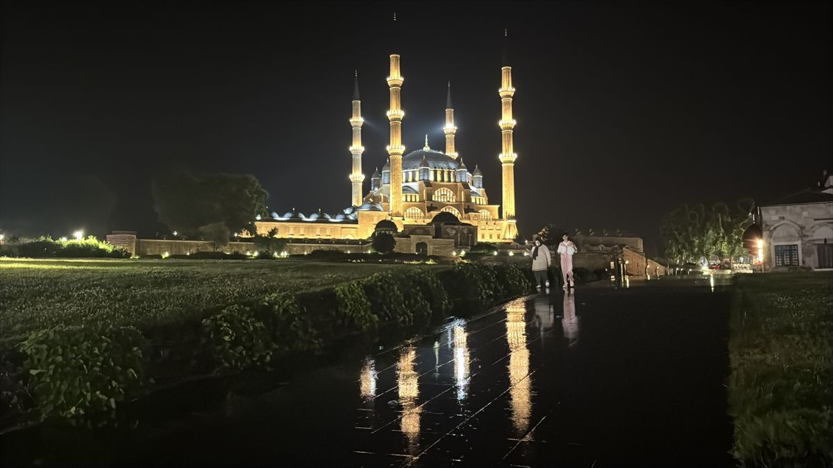 Edirne'de akşam saatlerinde etkili olan sağanak sıcak havayı serinletti