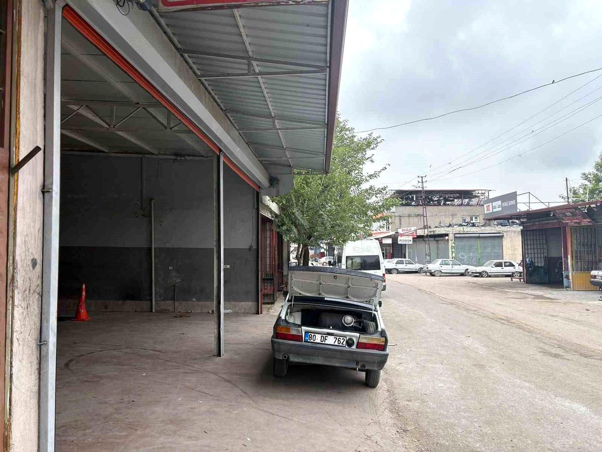 El freni çekilmeyen traktör metrelerce ilerledi, yoldan geçen sürücü durdurdu
