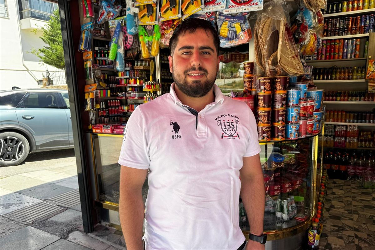Elazığ'da kapalı büfeden aldıkları suyun parasını bırakan çocuklar kamerada