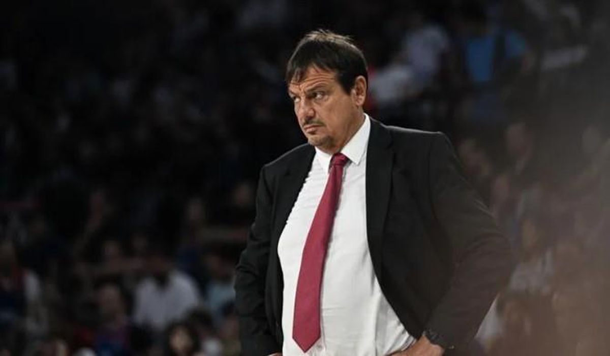 Ergin Ataman saha kenarında taktik verirken
