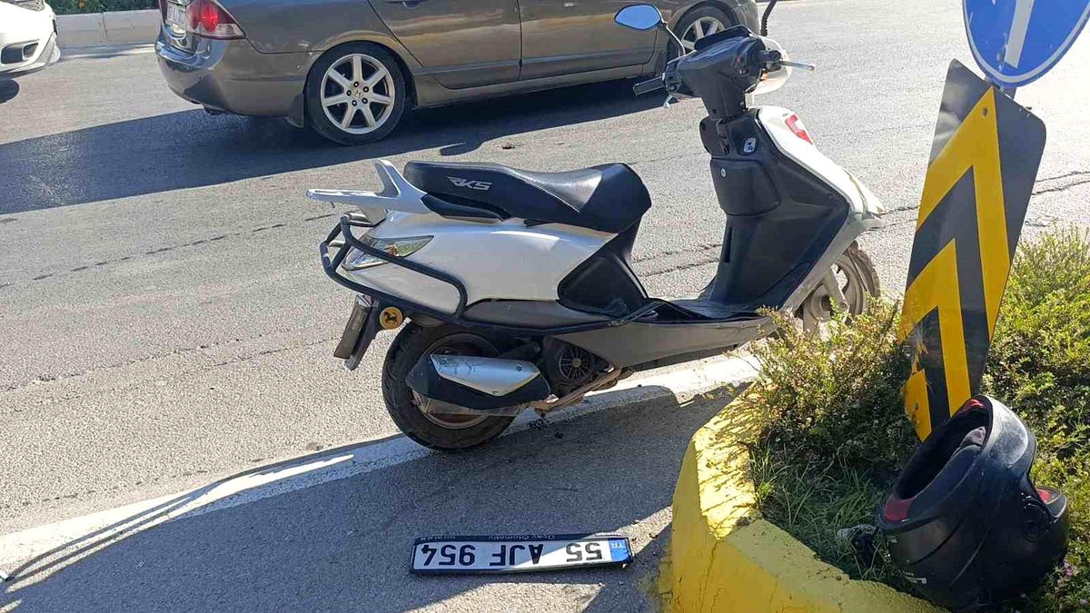 Hafif ticari araç ile motorlu bisiklet çarpıştı: 1 yaralı