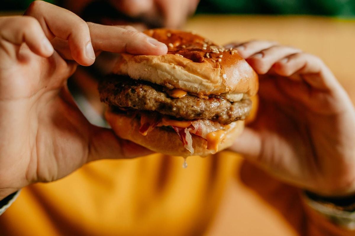 Hamburger yerken fark etmedi! Hayatı kabusa döndü