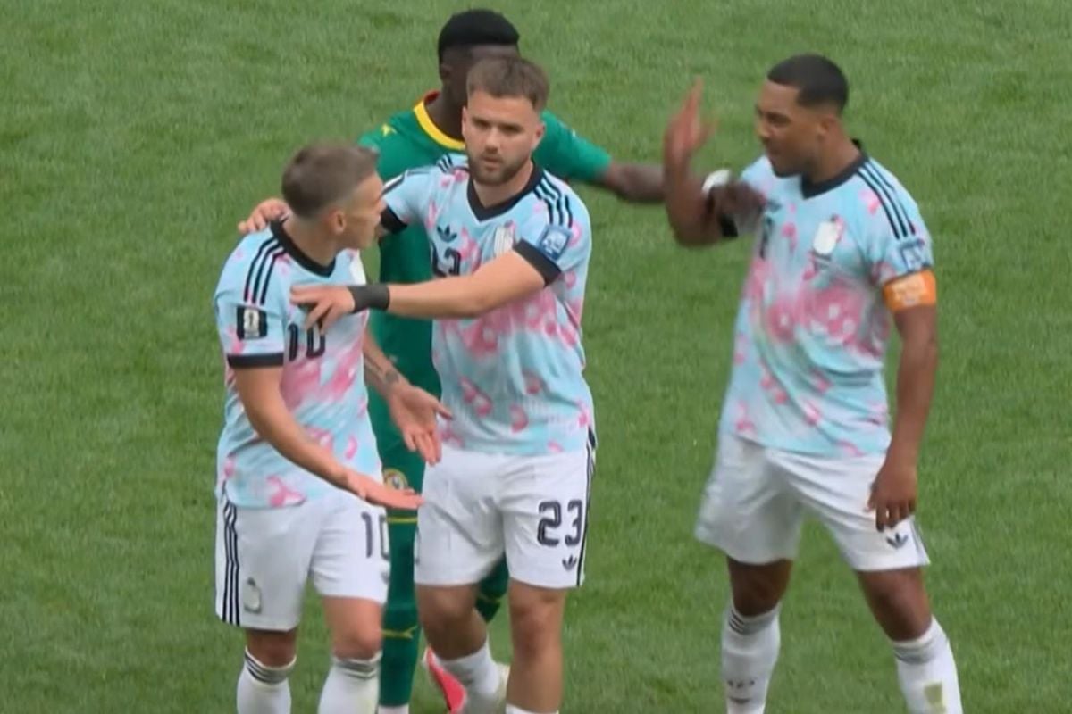 Belçikalı futbolcular Youri Tielemans ve Leandro Trossard maç sırasında tartışırken.