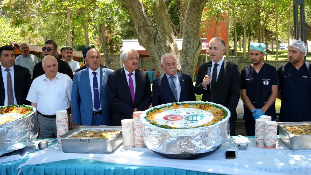 İnönü Üniversitesi'nde Geleneksel Aşure İkramı Gerçekleştirildi