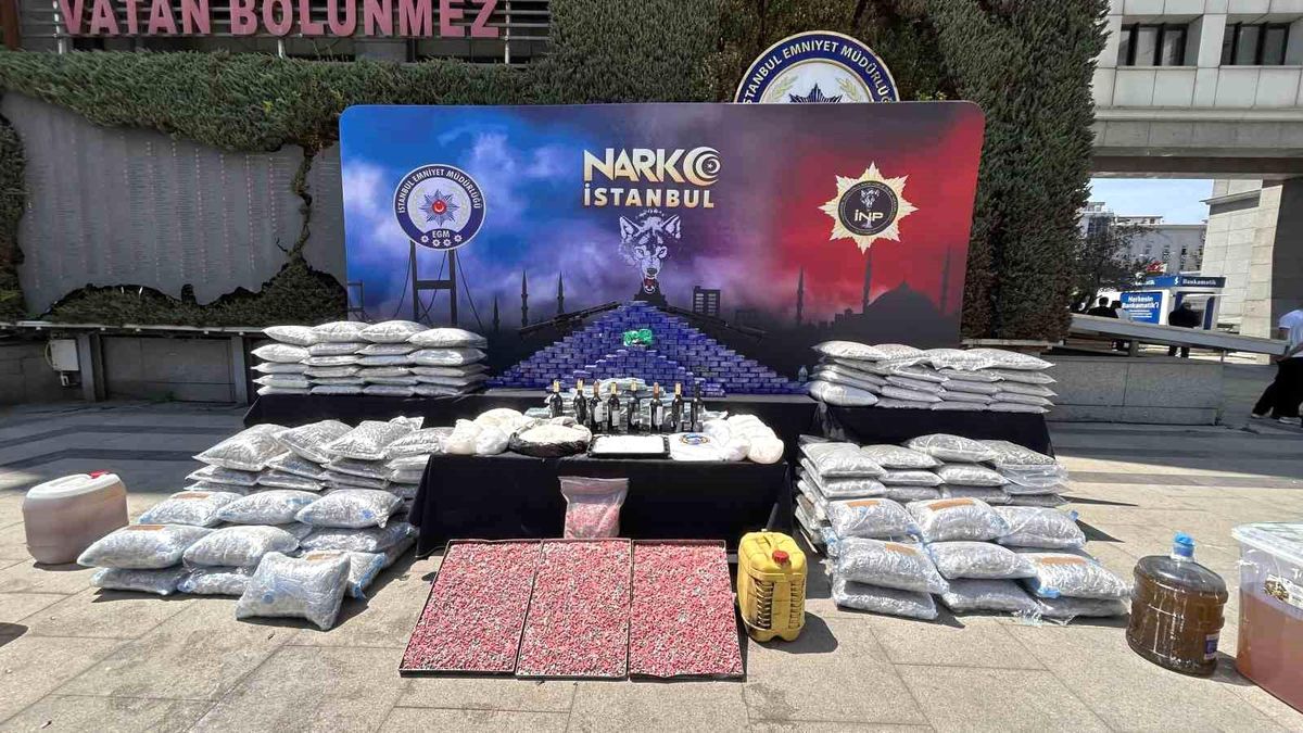İstanbul'da son iki haftada 80 torbacı yakalandı, ele geçirilen 1 ton uyuşturucu emniyette sergilendi