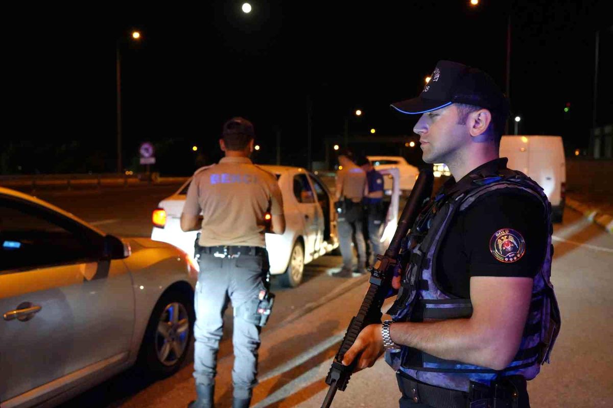 Bolu'da polis ekiplerinin araçlarda yaptığı güvenlik araması