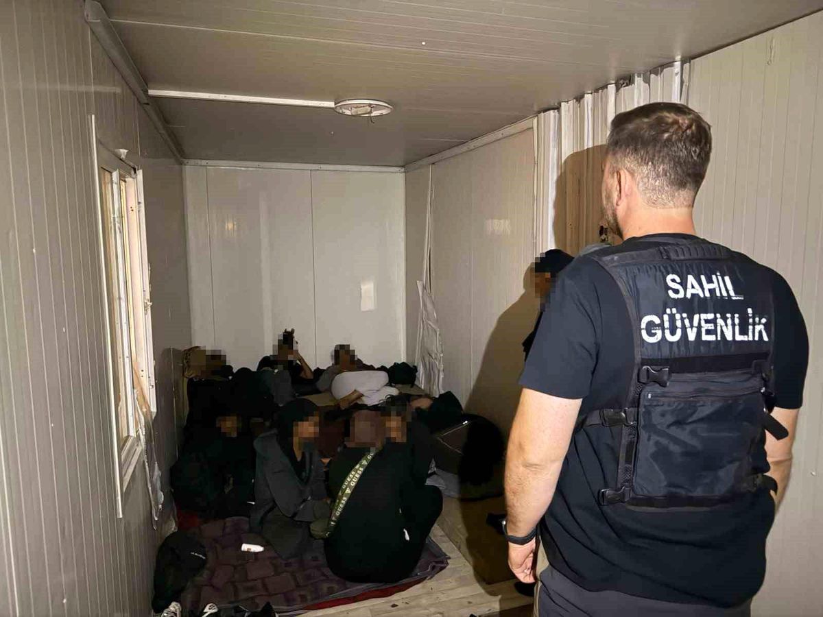 İzmir'de 54 düzensiz göçmen yakalandı