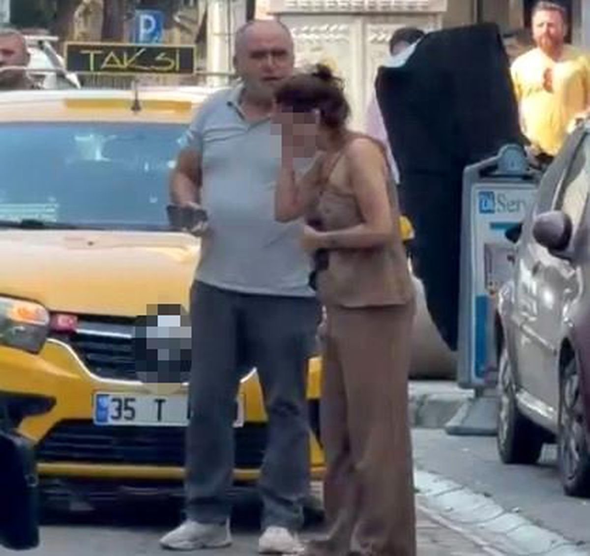 İzmir Konak'ta yaşanan taksi tartışması sonrası polis ekipleri inceleme yaptı.