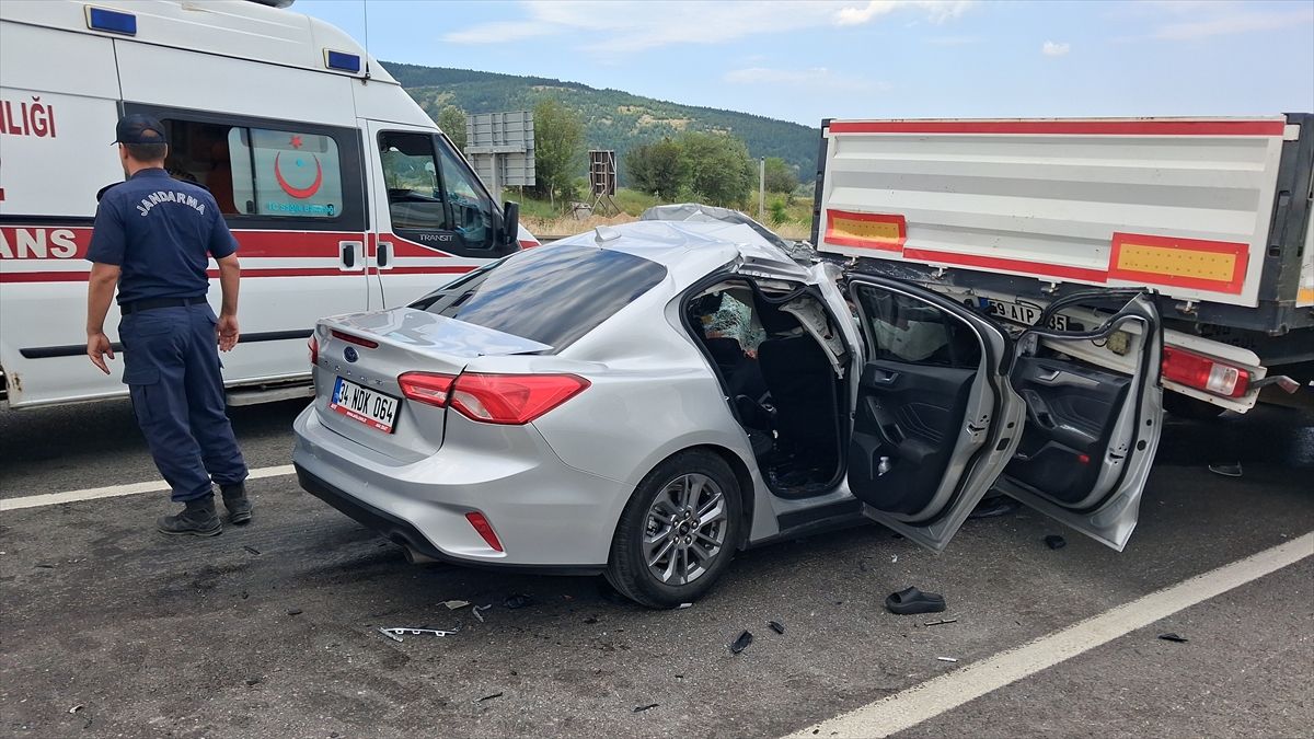 Karabük'te tıra çarpan otomobildeki 1 kişi öldü, 8 kişi yaralandı