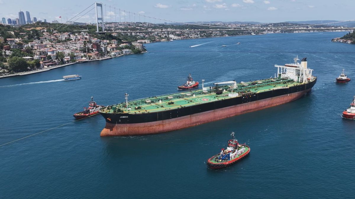 Dron saldırısına uğrayan 'James II' ham petrol gemisi İstanbul Boğazı'ndan geçerken.