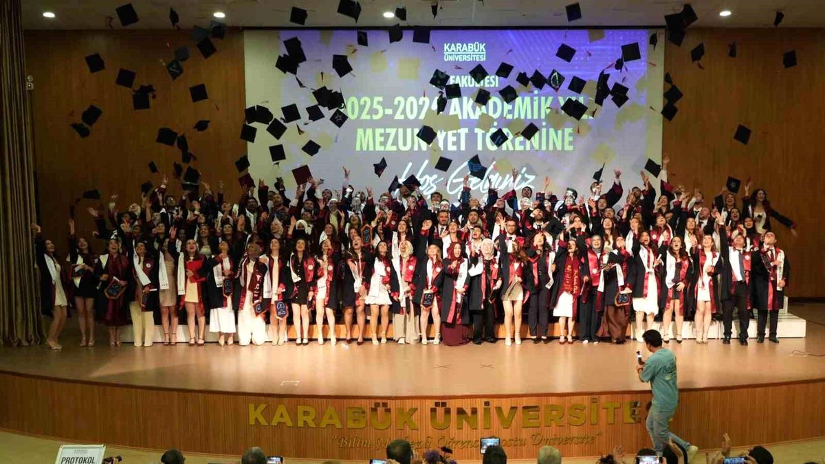 Karabük Üniversitesi Tıp Fakültesi mezuniyet töreninden bir görüntü.