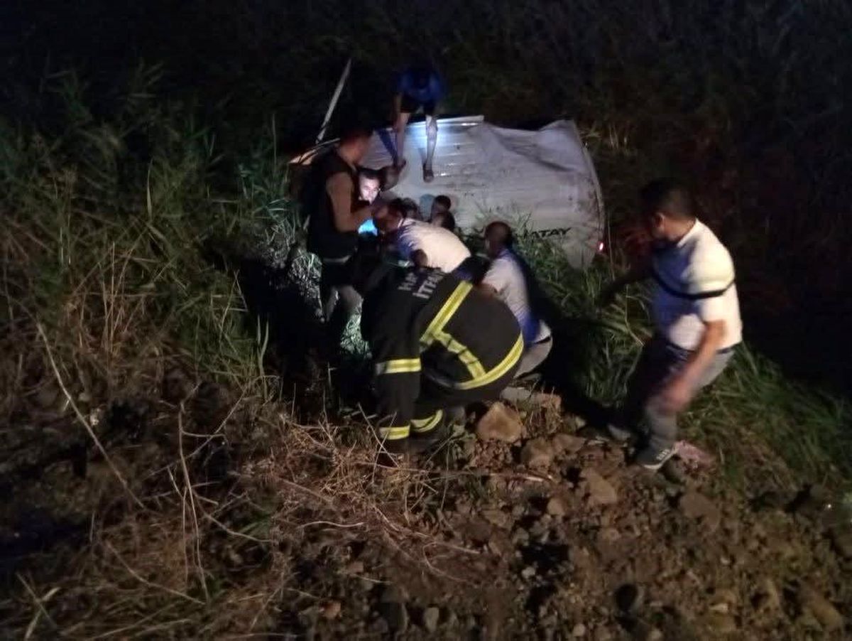 Hatay'ın Kırıkhan ilçesinde şarampole devrilen kamyonet ve kurtarma çalışmaları.