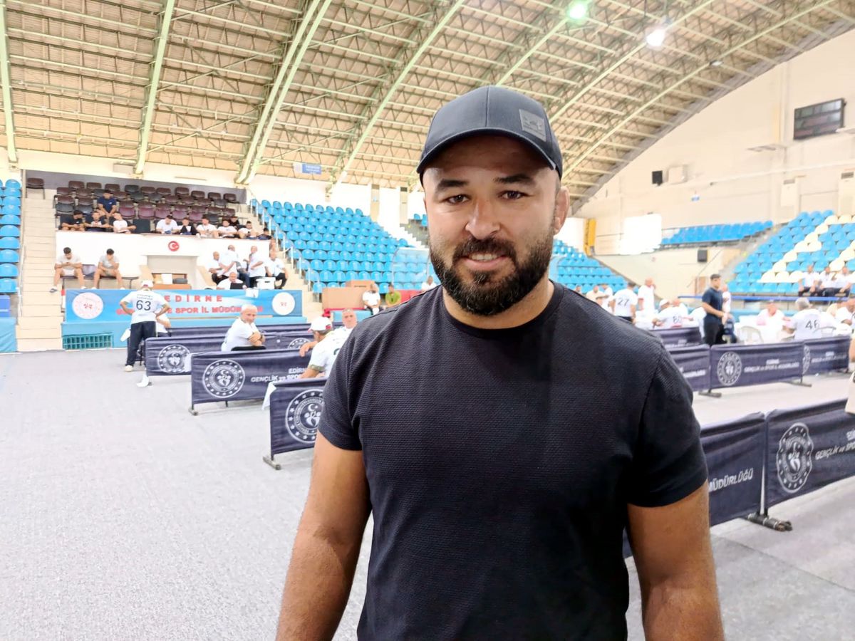 Orhan Okulu, Kırkpınar Yağlı Güreşleri'nde mücadele ederken
