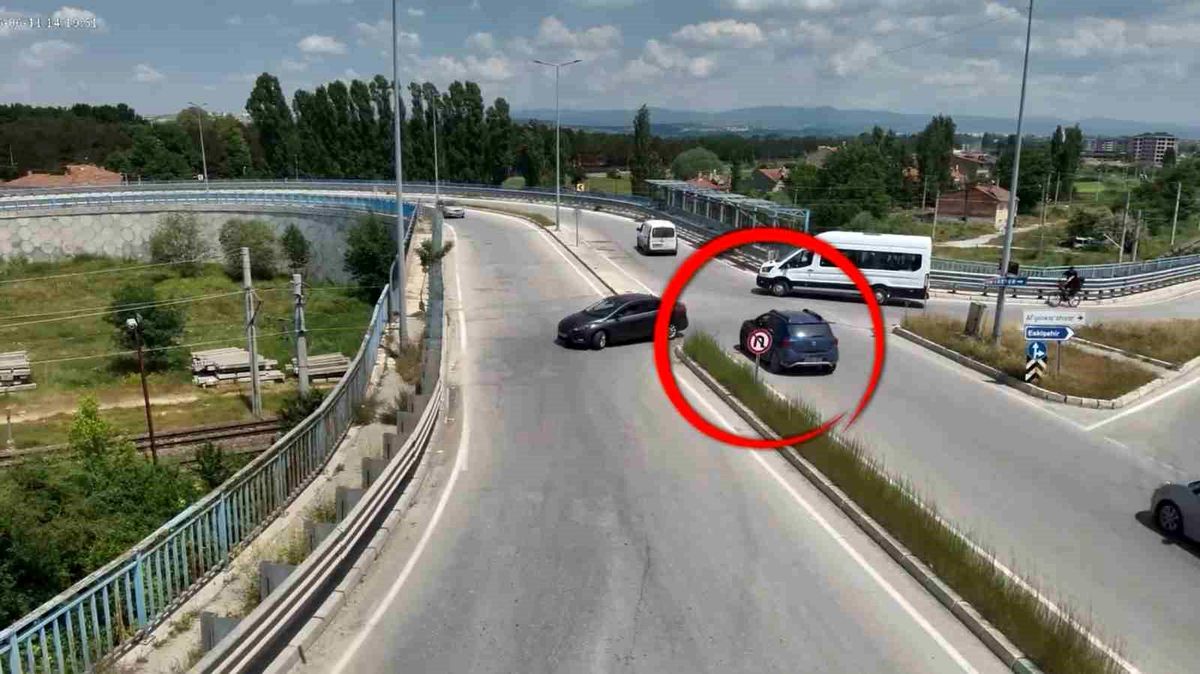 Kütahya Emniyeti'nden uyarı: Hatalı U dönüşü yapan sürücüler kamerada