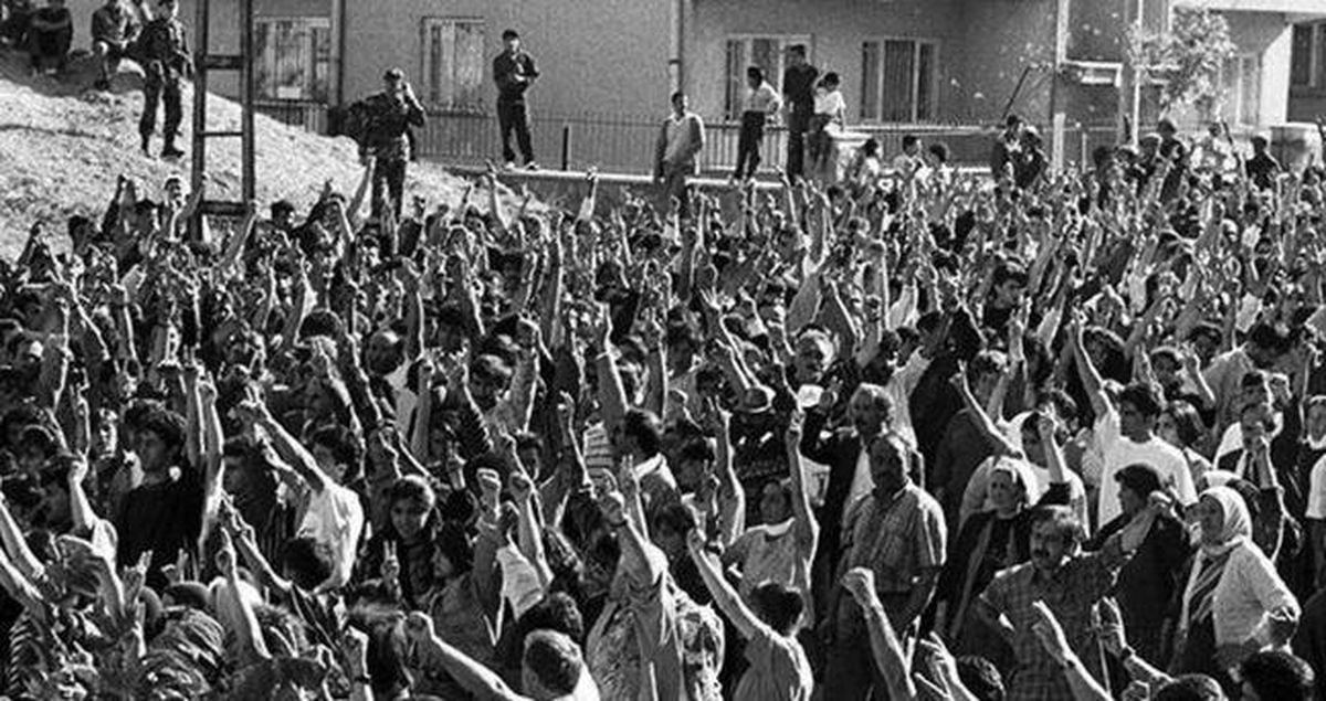Sivas Madımak Oteli'nin dış görünümü, olay sonrası hasarlı hali.