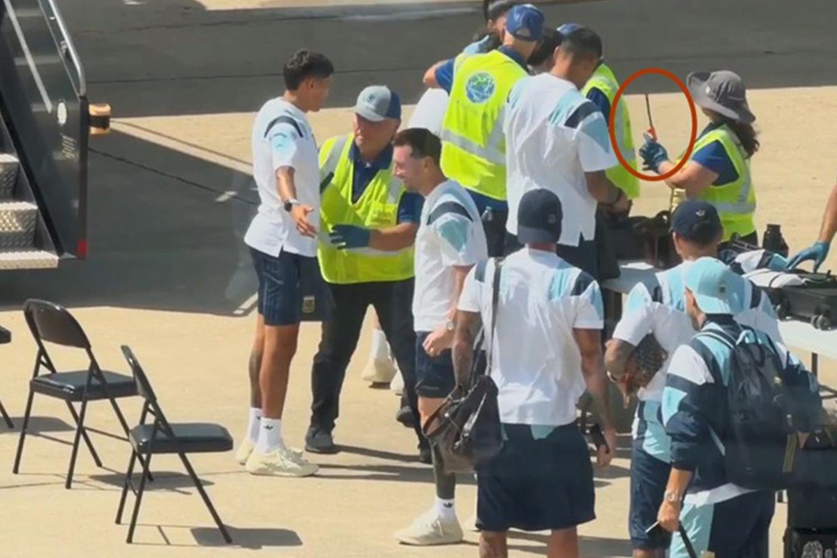 Messi'nin neden gülme krizine girdiği belli oldu! Takım arkadaşının valizinden çıktı